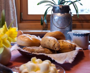 Frühstück mit hofeigenen Produkten