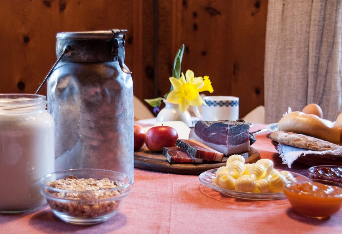 Frühstück mit hofeigenen Produkten