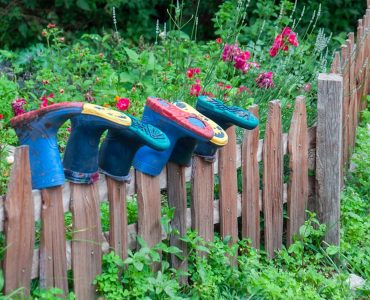 Stiefel hängen auf dem Zaun